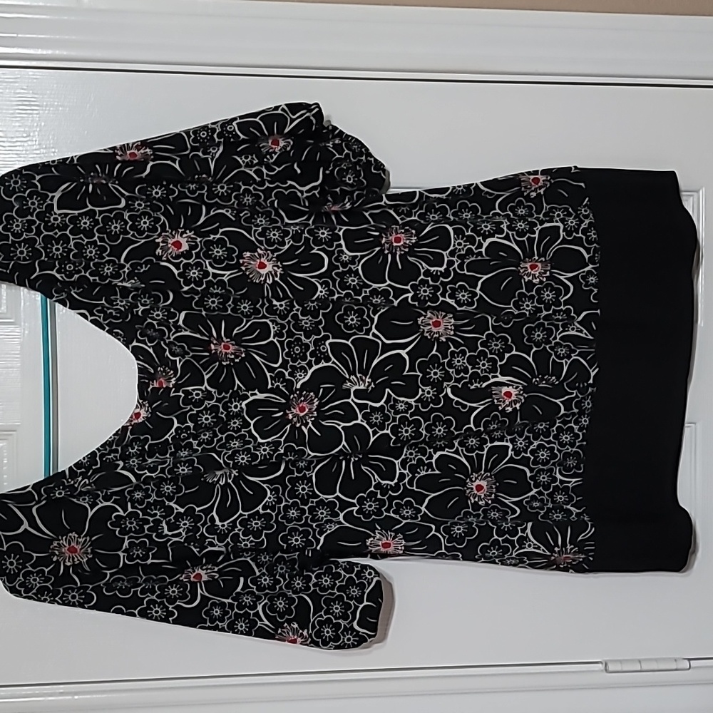 Venezia Black Floral Scoop Neck Blouse with Pink Centers - Picture 6 of 6